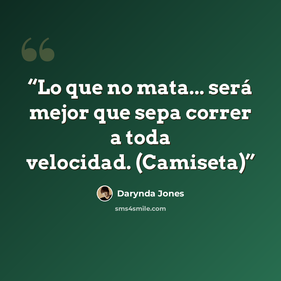 “Lo que no mata... será mejor que sepa correr a toda velocidad. (Camiseta)” quote by Darynda Jones