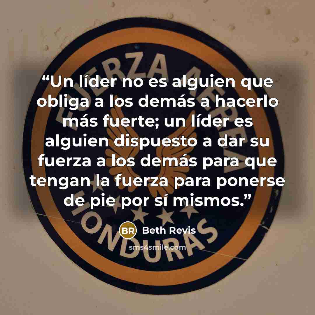 “Un líder no es alguien que obliga a los demás a hacerlo más fuerte; un líder es alguien dispuesto a dar su fuerza a los demás para que tengan la fuerza para ponerse de pie por sí mismos.” quote by Beth Revis