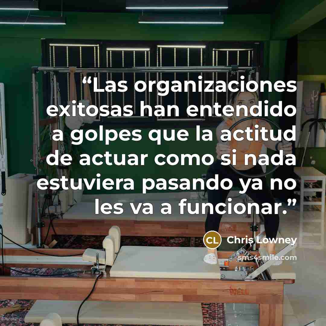 “Las organizaciones exitosas han entendido a golpes que la actitud de actuar como si nada estuviera pasando ya no les va a funcionar.” quote by Chris Lowney