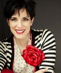 Portrait of Deanna Raybourn
