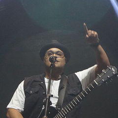 Portrait of Israel Houghton