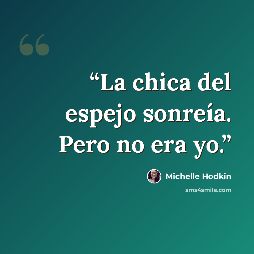 “La chica del espejo sonreía. Pero no era yo.” quote by Michelle Hodkin