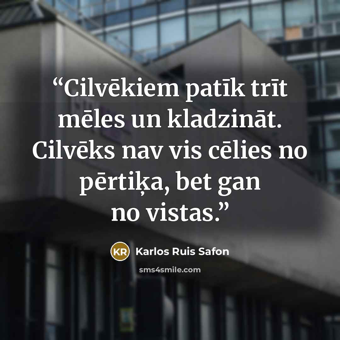 “Cilvēkiem patīk trīt mēles un kladzināt. Cilvēks nav vis cēlies no pērtiķa, bet gan no vistas.” quote by Karlos Ruis Safon