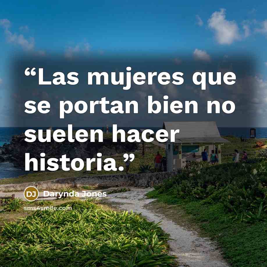 “Las mujeres que se portan bien no suelen hacer historia.” quote by Darynda Jones