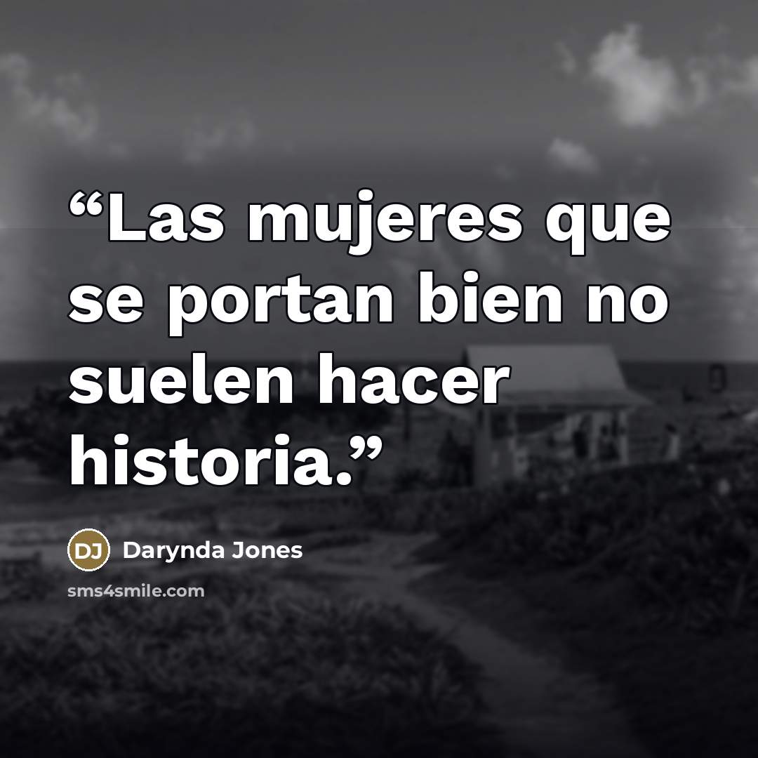 “Las mujeres que se portan bien no suelen hacer historia.” quote by Darynda Jones