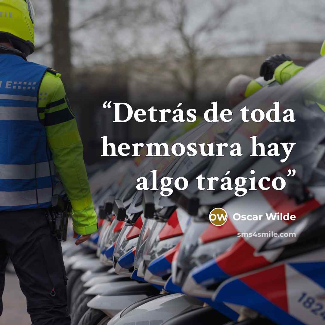 “Detrás de toda hermosura hay algo trágico” quote by Oscar Wilde