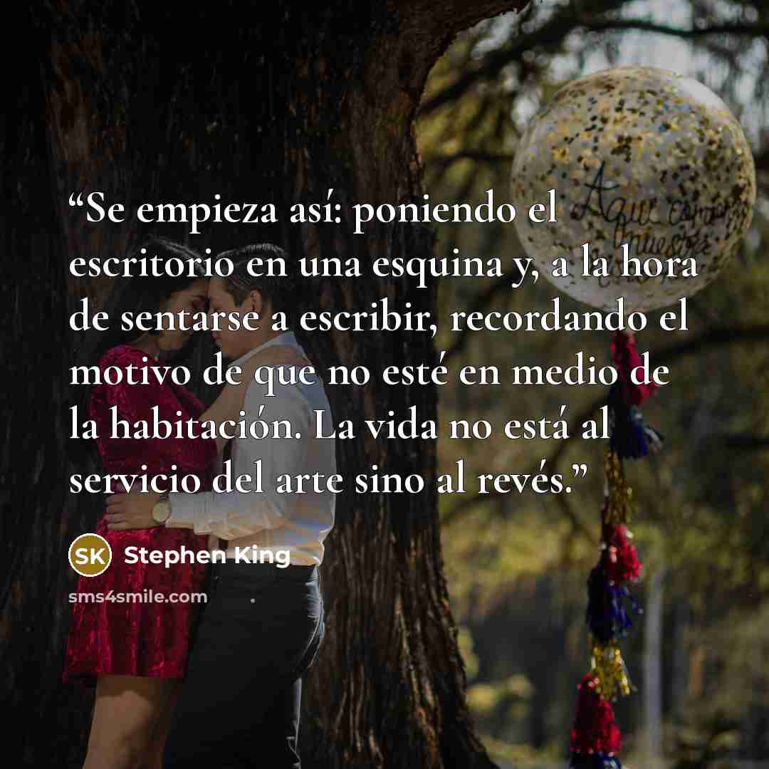 “Se empieza así: poniendo el escritorio en una esquina y, a la hora de sentarse a escribir, recordando el motivo de que no esté en medio de la habitación. La vida no está al servicio del arte sino al revés.” quote by Stephen King