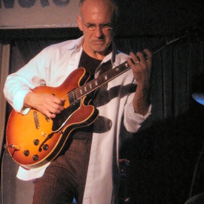 Portrait of Larry Carlton
