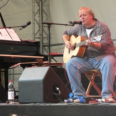 Portrait of Mike Keneally